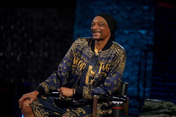 Америкалық рэпер Snoop Dogg Қазақстаннан келген сыйлықты көрсетті.