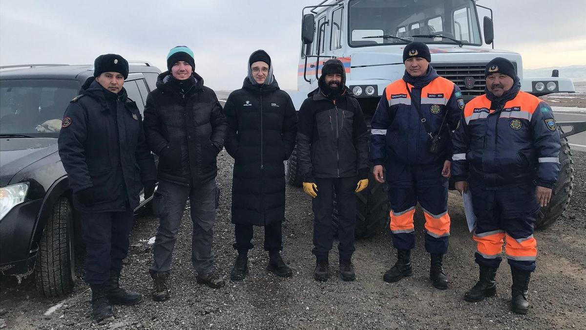 Caught in a snow drift, people found themselves stranded in the mountains of the Almaty region.